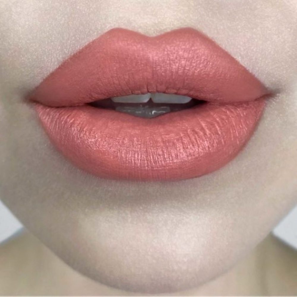 🌟 3/$30 Muñeca - Kat Von D Studded Kiss NWOB